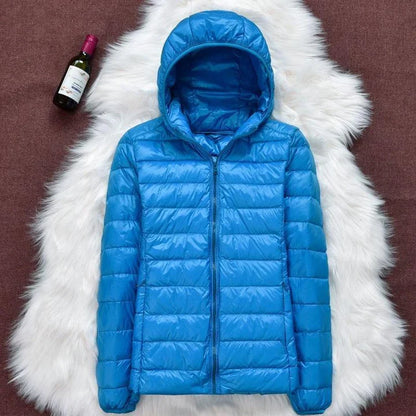 Giacca invernale donna impermeabile con piume d'anatra bianca, pieghe eleganti, colore scuro, stile casual e sofisticato.