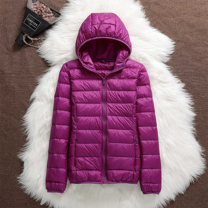 Giacca invernale donna impermeabile con piume d'anatra bianca, pieghe eleganti, colore scuro, stile casual e sofisticato.