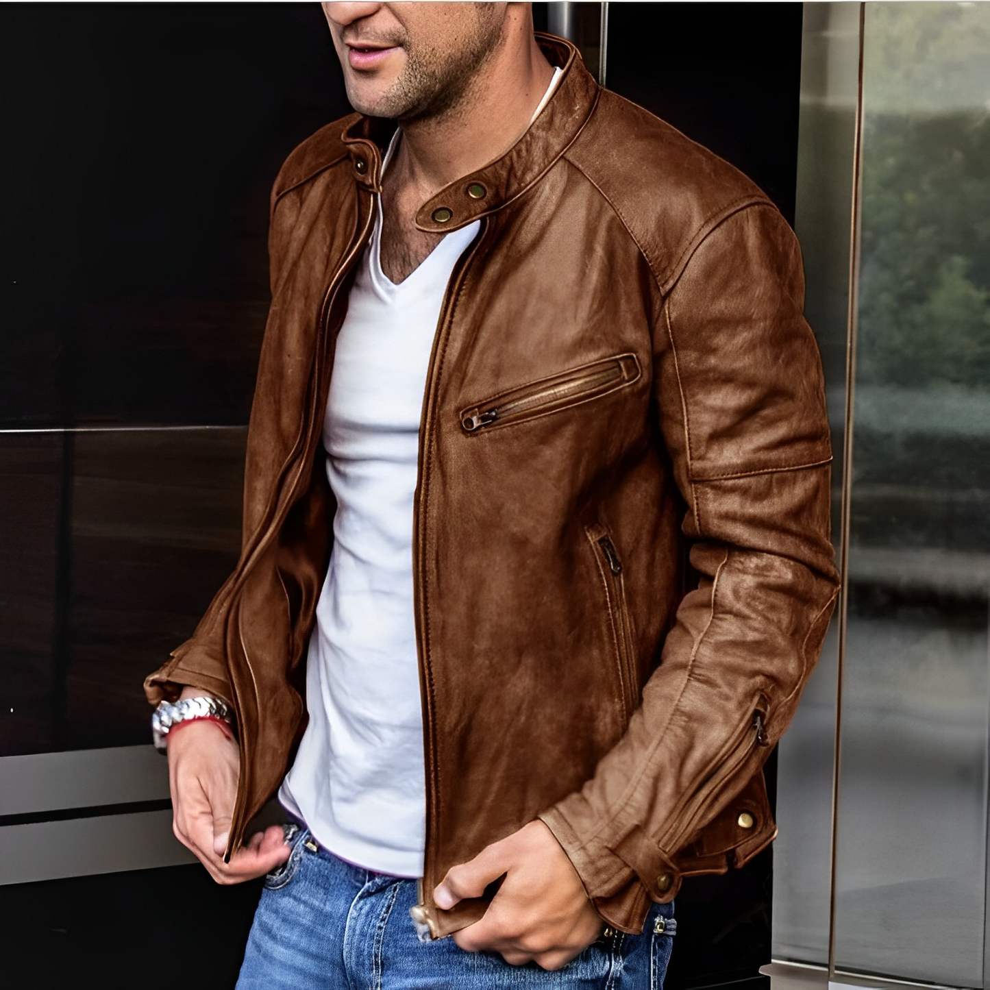 "Giacca invernale uomo elegante, vera pelle nera, design raffinato, fodera calda, ideale per stile e comfort."