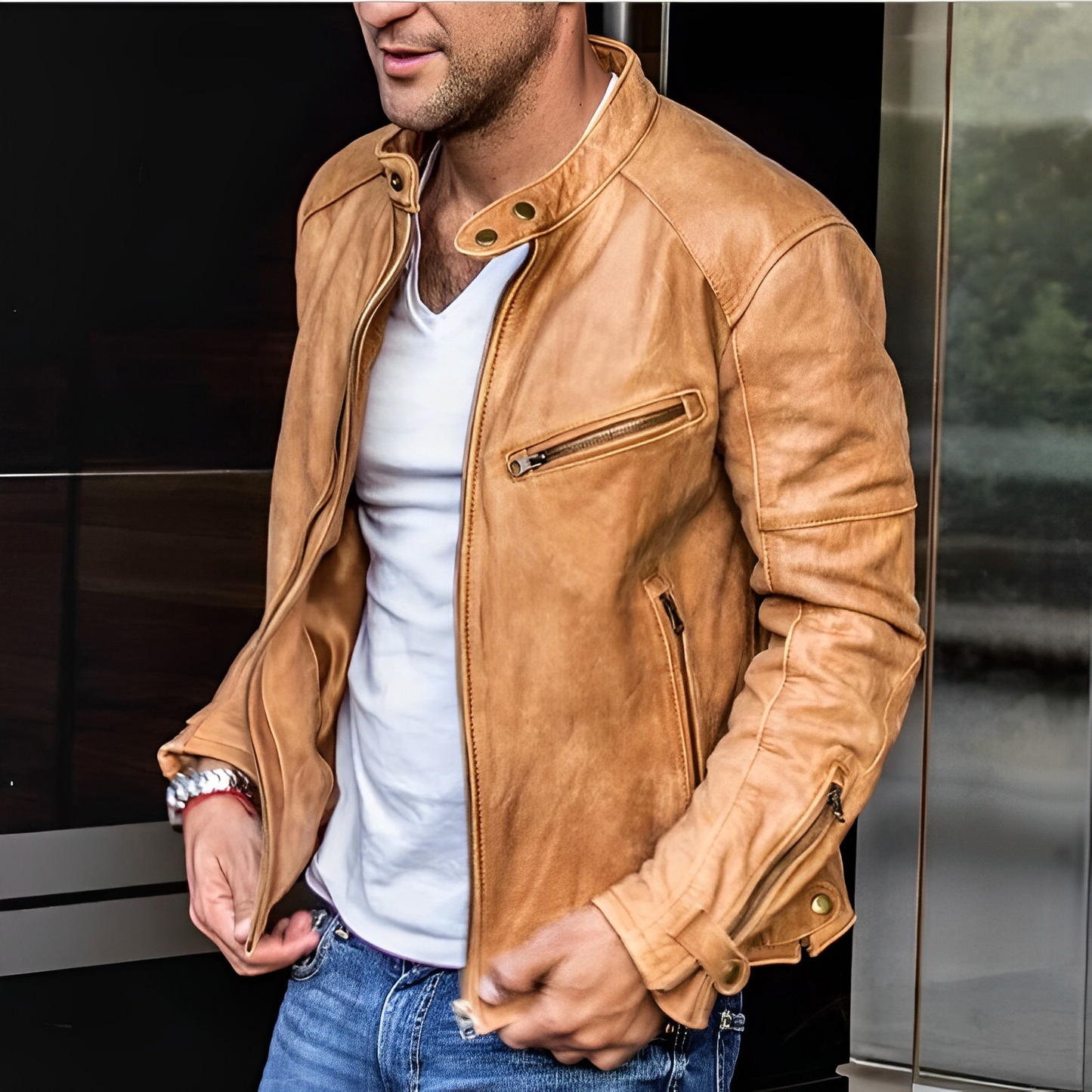 "Giacca invernale uomo elegante, vera pelle nera, design raffinato, fodera calda, ideale per stile e comfort."