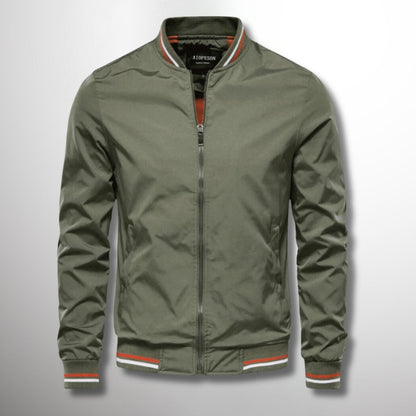 "Giacca leggera uomo idrorepellente blu con zip e tasche, ideale per stagioni di transizione, stile elegante e comfort"