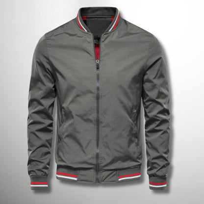 "Giacca leggera uomo idrorepellente blu con zip e tasche, ideale per stagioni di transizione, stile elegante e comfort"