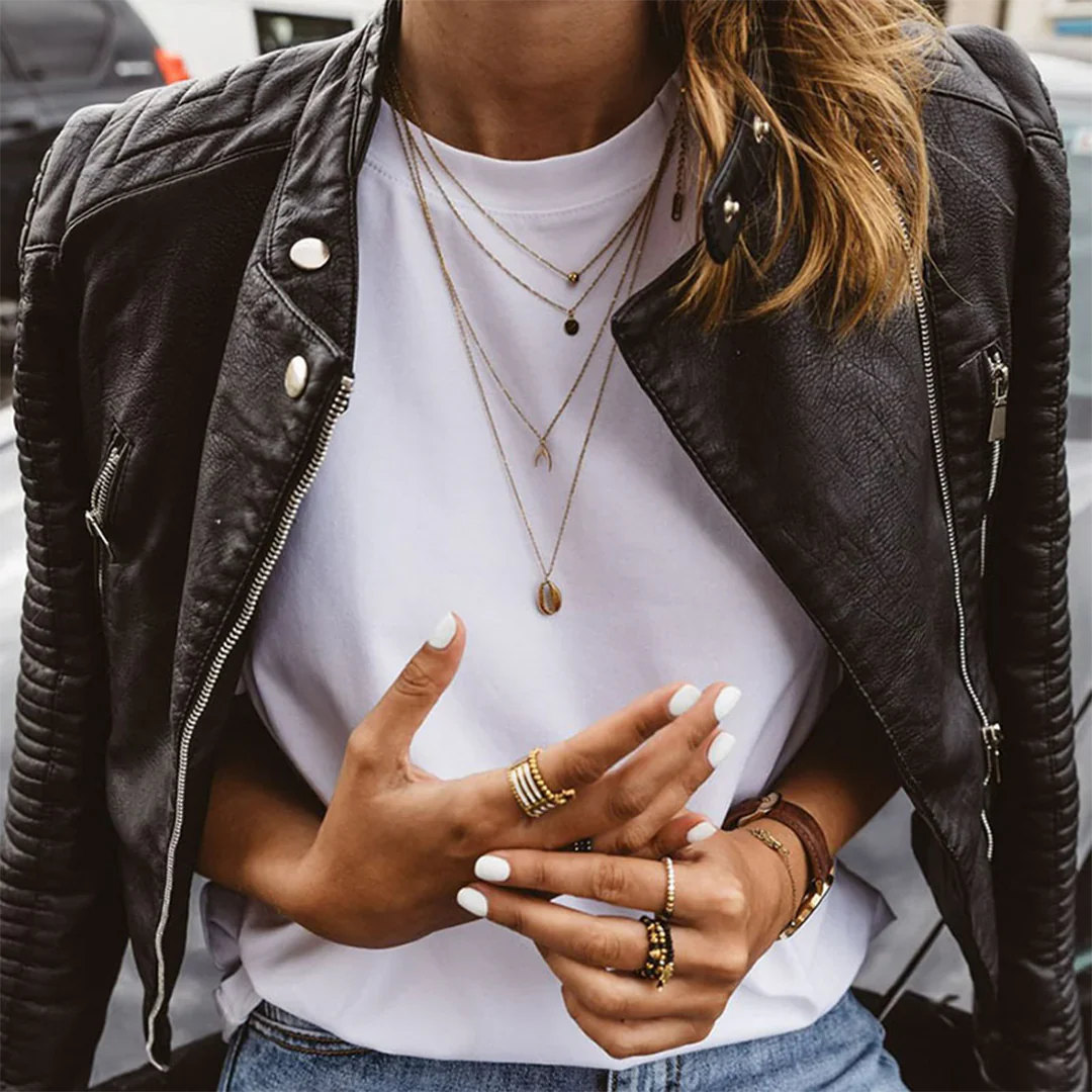 "Giacca moto biker donna in pelle nera, design grintoso estivo, abbinabile a ogni outfit urbano per look audace e raffinato."