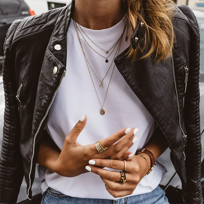"Giacca moto biker donna in pelle nera, design grintoso estivo, abbinabile a ogni outfit urbano per look audace e raffinato."