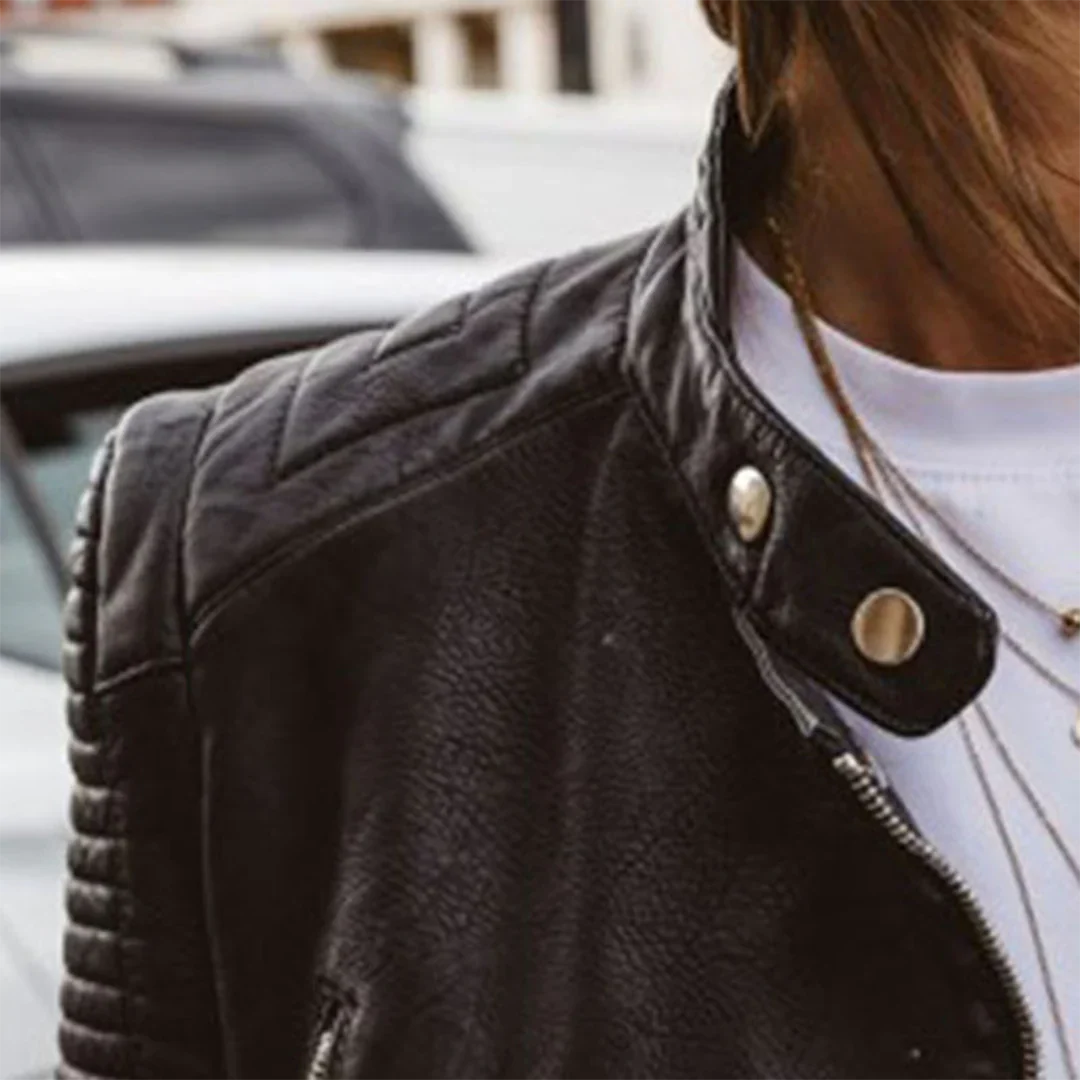 "Giacca moto biker donna in pelle nera, design grintoso estivo, abbinabile a ogni outfit urbano per look audace e raffinato."