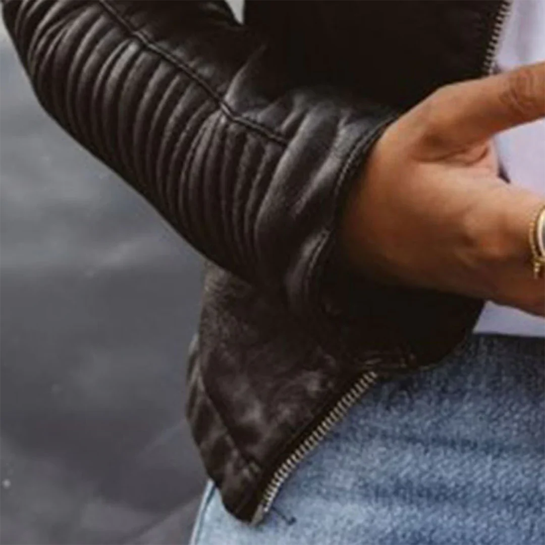 "Giacca moto biker donna in pelle nera, design grintoso estivo, abbinabile a ogni outfit urbano per look audace e raffinato."