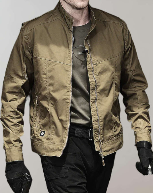 "Giacca uomo estiva verde con cerniera, leggera e moderna, adatta per outfit casual ed eleganti."