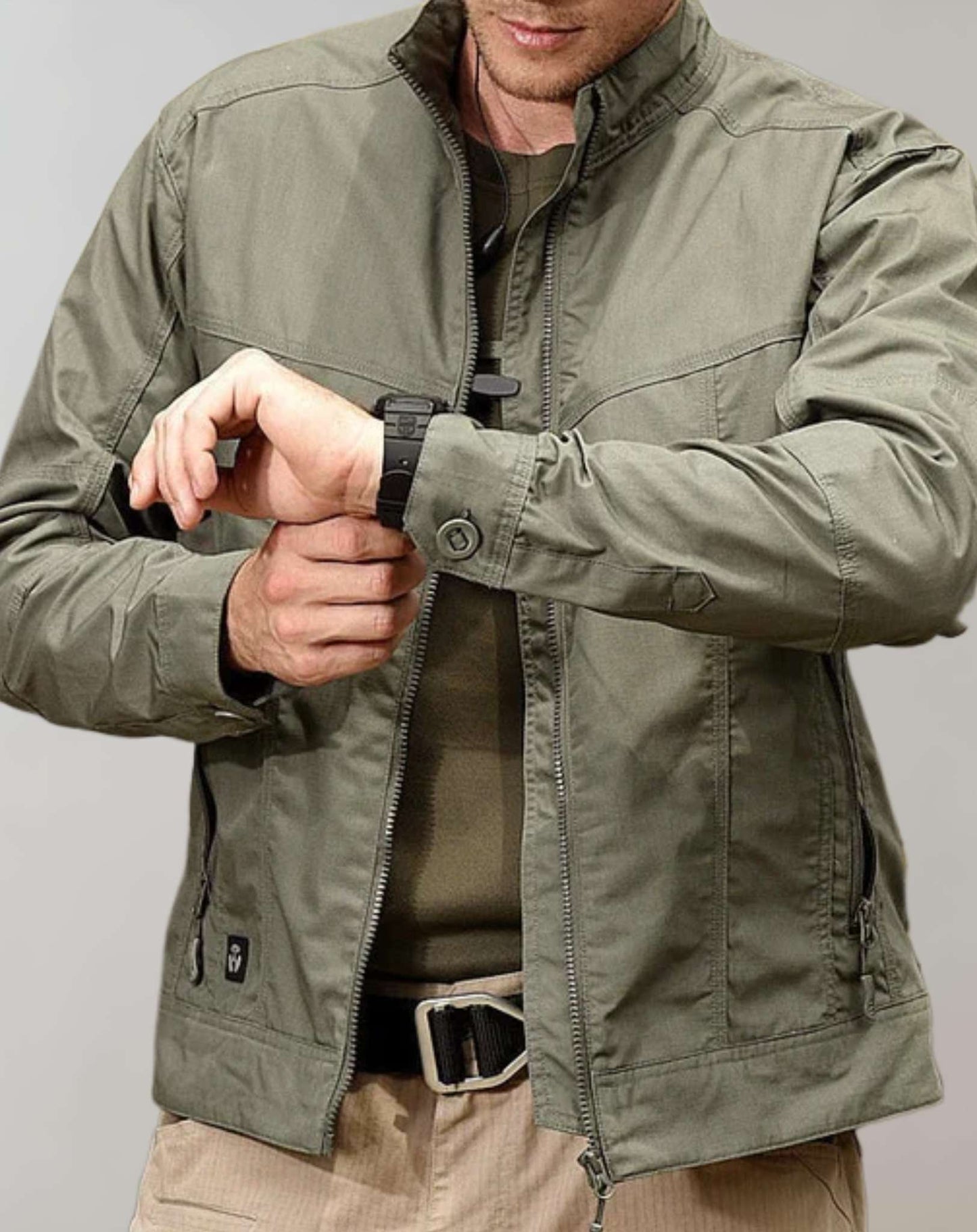 "Giacca uomo estiva verde con cerniera, leggera e moderna, adatta per outfit casual ed eleganti."