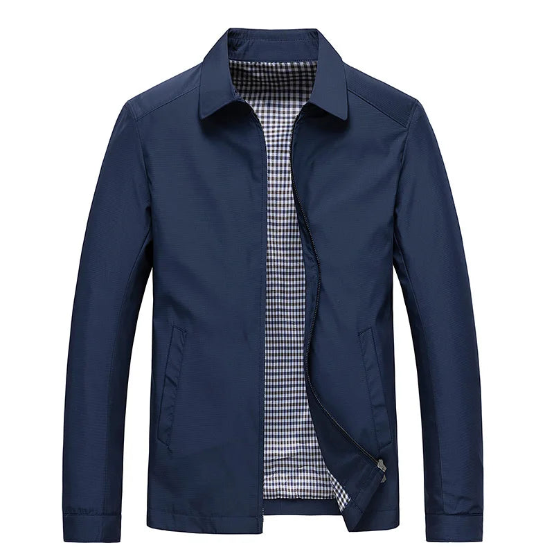 "Giacca uomo leggera impermeabile, colore blu, design antivento, colletto elegante, ideale per l'autunno e il tempo libero."