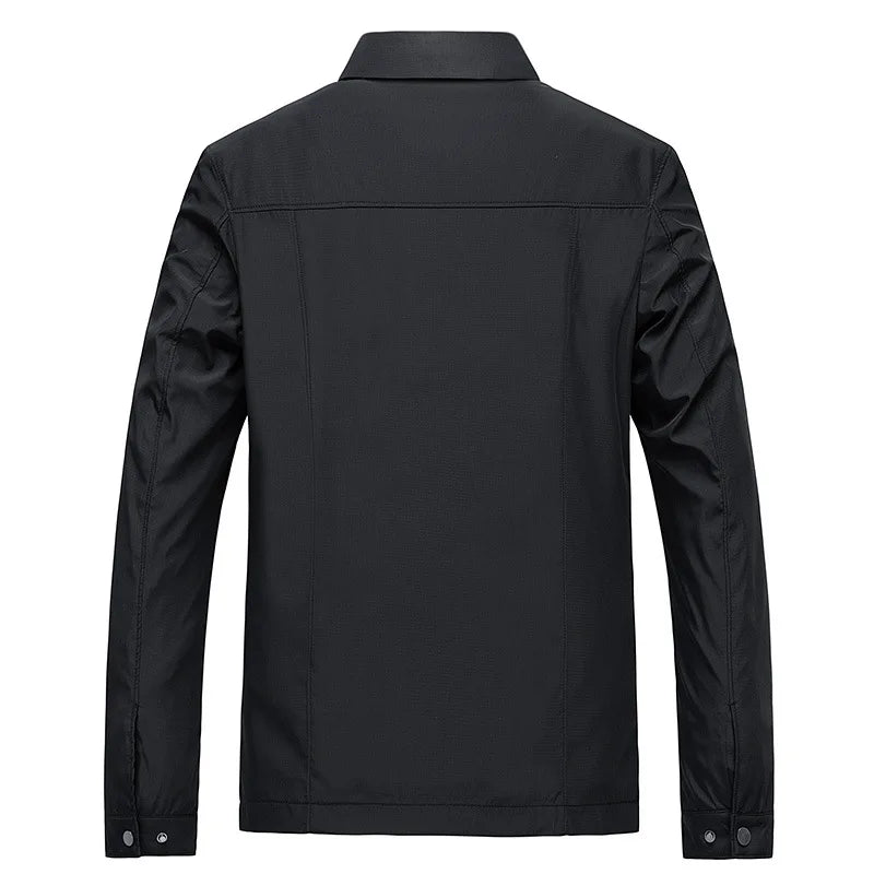 "Giacca uomo leggera impermeabile, colore blu, design antivento, colletto elegante, ideale per l'autunno e il tempo libero."