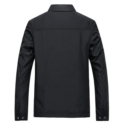 "Giacca uomo leggera impermeabile, colore blu, design antivento, colletto elegante, ideale per l'autunno e il tempo libero."