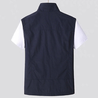 "Gilet da uomo blu marino, leggero, traspirante, design versatile; perfetto per attività sportive e giornate calde."