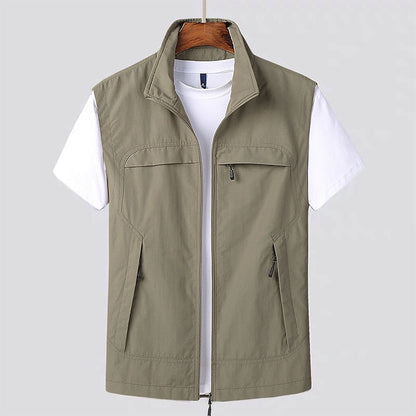 "Gilet da uomo blu marino, leggero, traspirante, design versatile; perfetto per attività sportive e giornate calde."