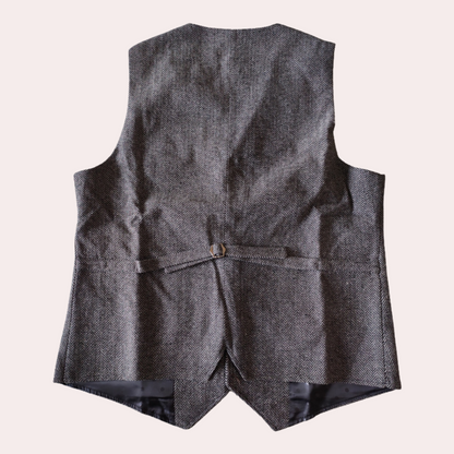 "Gilet elegante uomo con vestibilità sartoriale, disponibile in vari colori, perfetto per eventi formali e casual."