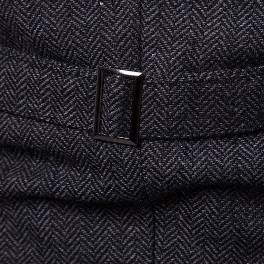 "Gilet elegante uomo con vestibilità sartoriale, disponibile in vari colori, perfetto per eventi formali e casual."