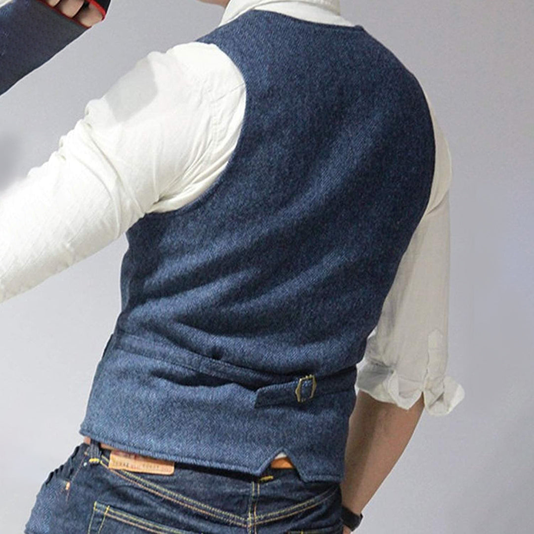 "Gilet elegante uomo con vestibilità sartoriale, disponibile in vari colori, perfetto per eventi formali e casual."