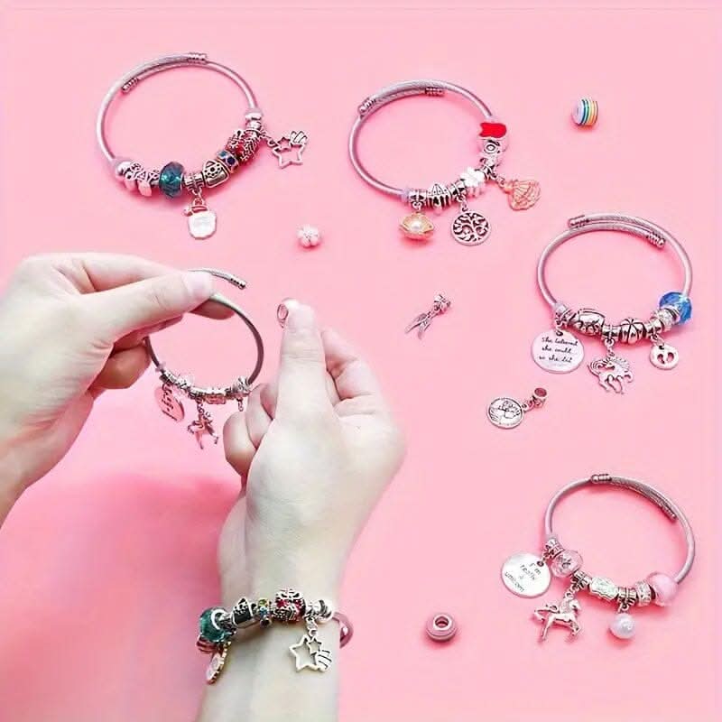 Gift for girls: Sparkling charm bracelet kit, encouraging artistic play and creativity.