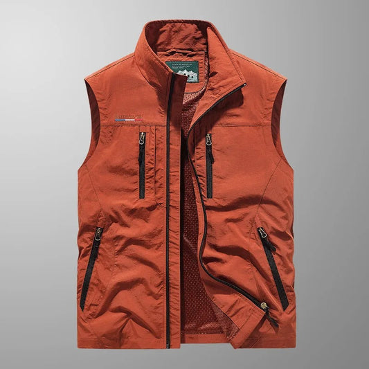 "Giubbotto da carico uomo senza maniche, colori vari, tasche con zip, materiale resistente all'acqua e al vento."