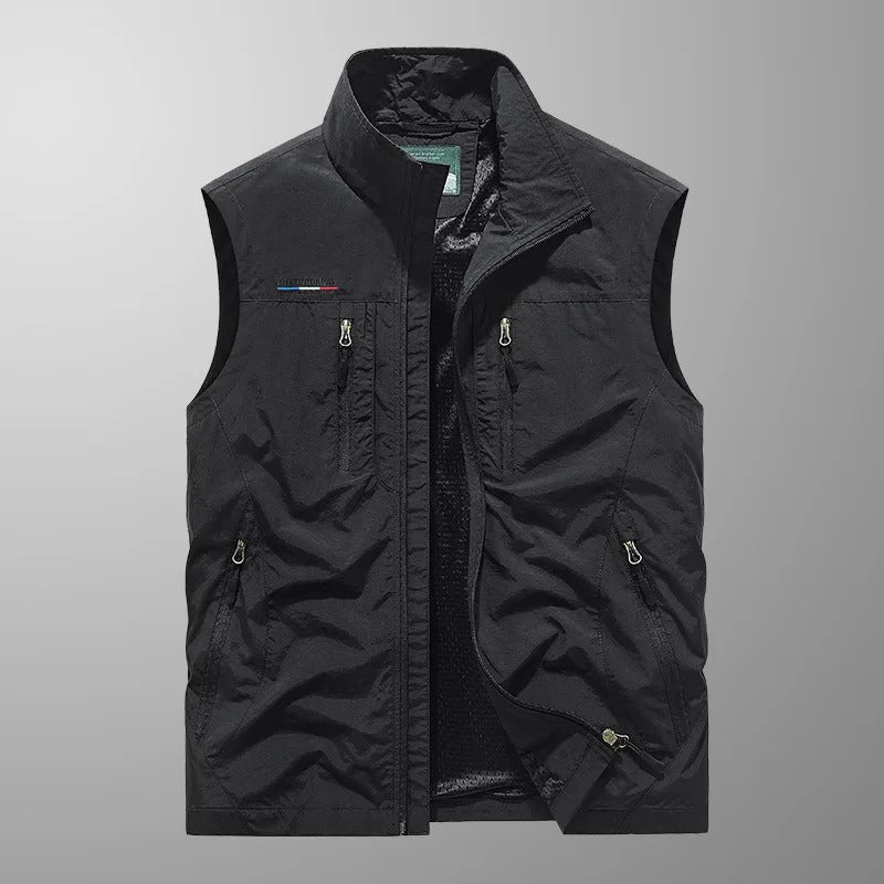 "Giubbotto da carico uomo senza maniche, colori vari, tasche con zip, materiale resistente all'acqua e al vento."
