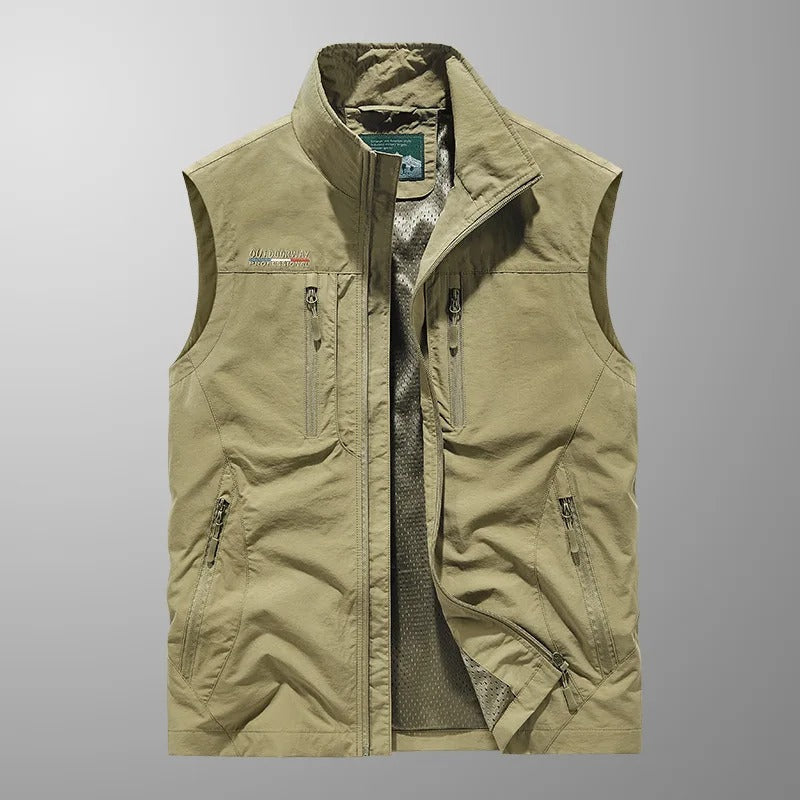 "Giubbotto da carico uomo senza maniche, colori vari, tasche con zip, materiale resistente all'acqua e al vento."