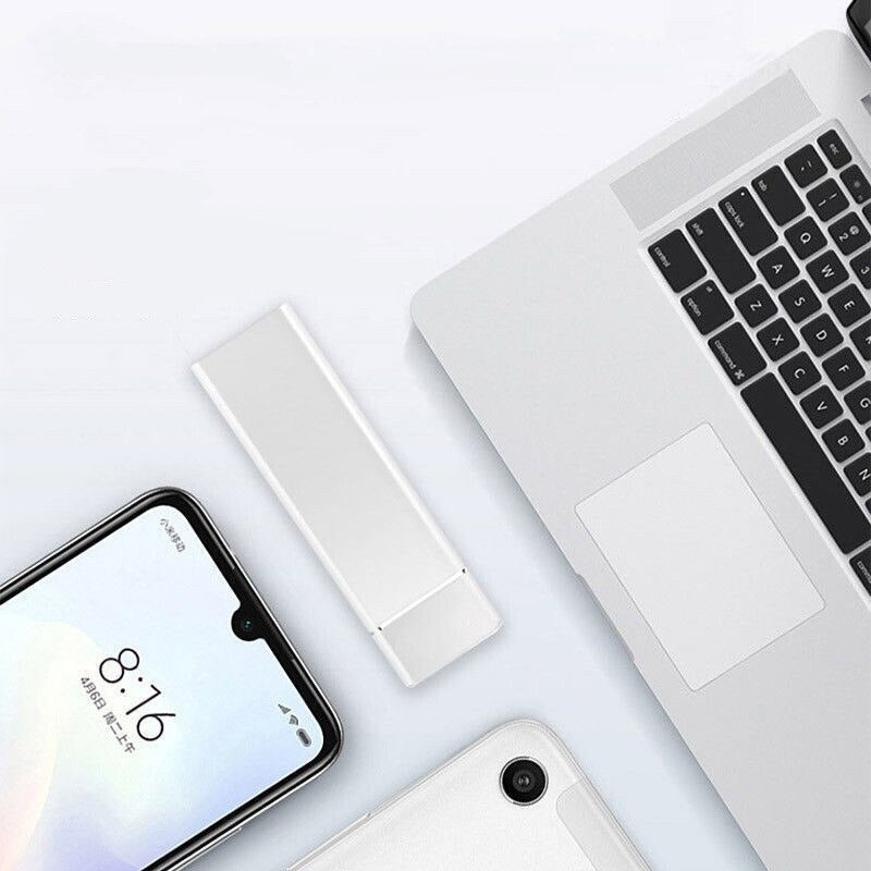 "Hard Disc Esterno 10 TB USB 3.0, design nero, compatto e robusto per archiviazione veloce e sicura"