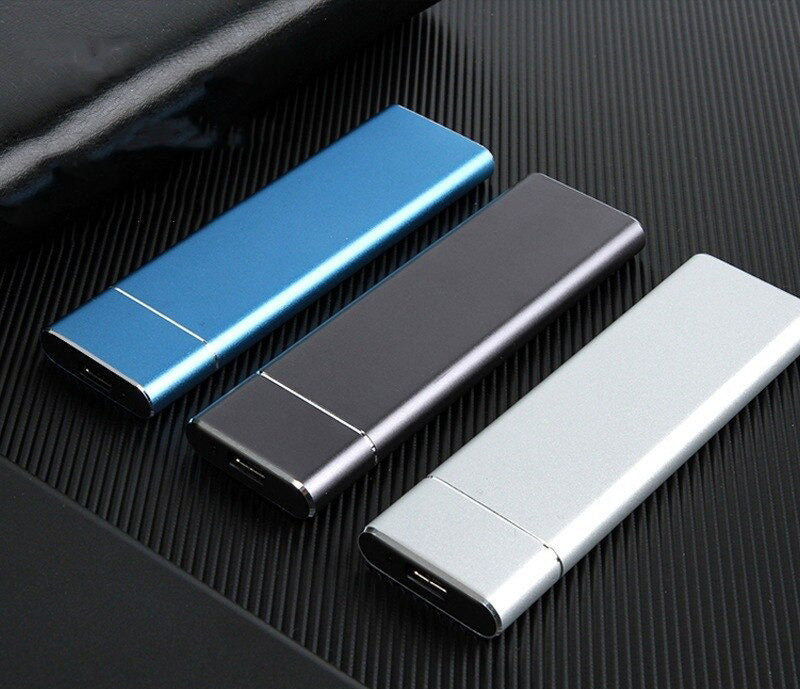 "Hard Disc Esterno 10 TB USB 3.0, design nero, compatto e robusto per archiviazione veloce e sicura"