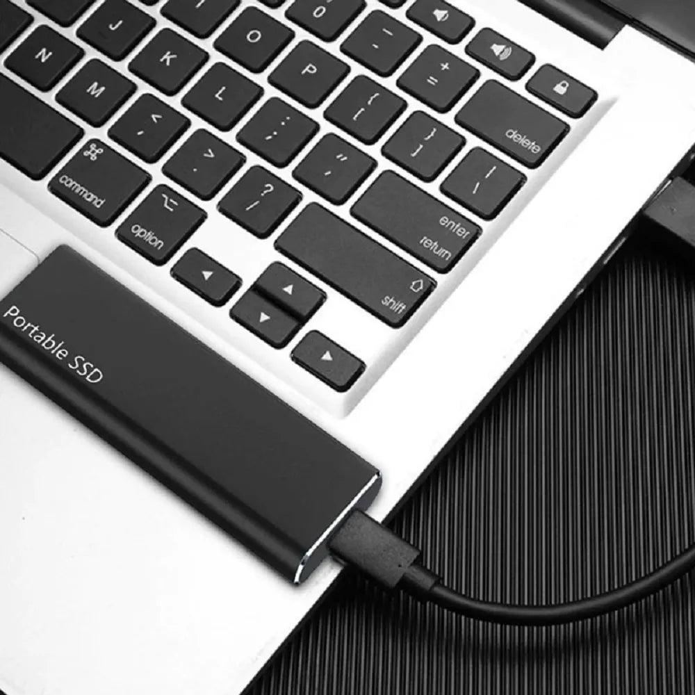 "Immagine di disco rigido esterno 4 TB, ultra sottile, USB-C, colore nero lucido, design elegante e compatto"