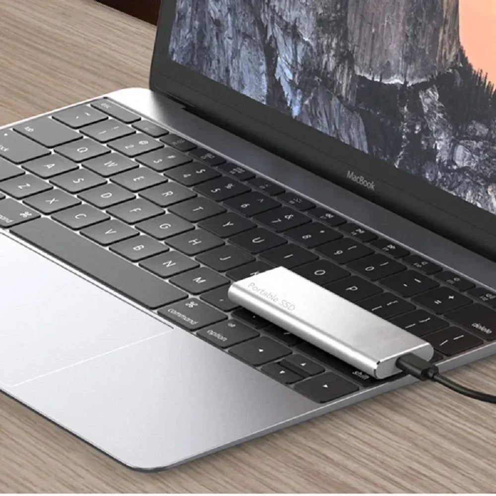 "Immagine di disco rigido esterno 4 TB, ultra sottile, USB-C, colore nero lucido, design elegante e compatto"