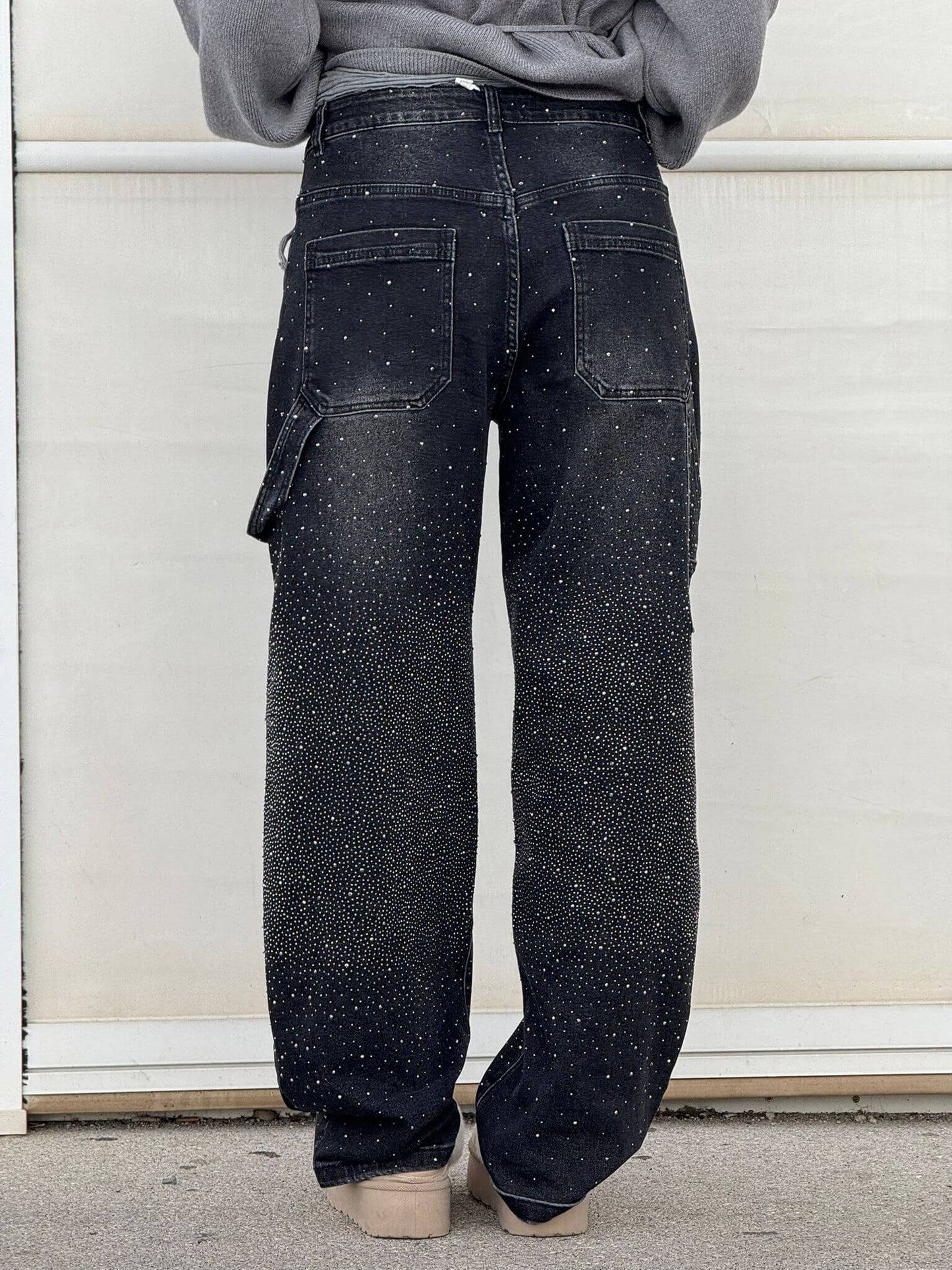 "Jeans donna baggy, dettagli brillanti, denim blu scuro, gambe larghe, chiusura zip e bottone, look casual ed elegante."