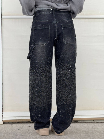 "Jeans donna baggy, dettagli brillanti, denim blu scuro, gambe larghe, chiusura zip e bottone, look casual ed elegante."