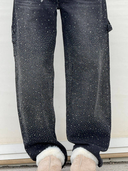 "Jeans donna baggy, dettagli brillanti, denim blu scuro, gambe larghe, chiusura zip e bottone, look casual ed elegante."