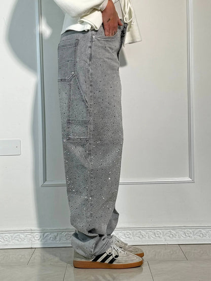 "Jeans donna baggy, dettagli brillanti, denim blu scuro, gambe larghe, chiusura zip e bottone, look casual ed elegante."