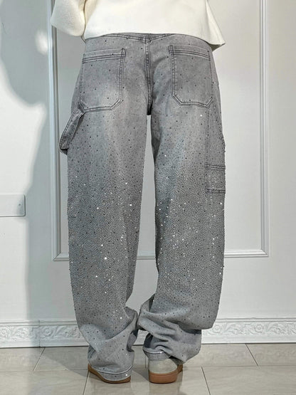 "Jeans donna baggy, dettagli brillanti, denim blu scuro, gambe larghe, chiusura zip e bottone, look casual ed elegante."
