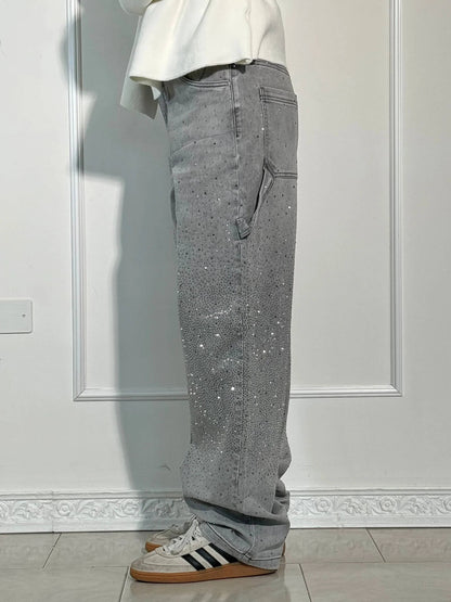 "Jeans donna baggy, dettagli brillanti, denim blu scuro, gambe larghe, chiusura zip e bottone, look casual ed elegante."
