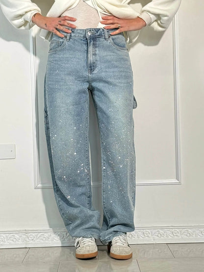 "Jeans donna baggy, dettagli brillanti, denim blu scuro, gambe larghe, chiusura zip e bottone, look casual ed elegante."