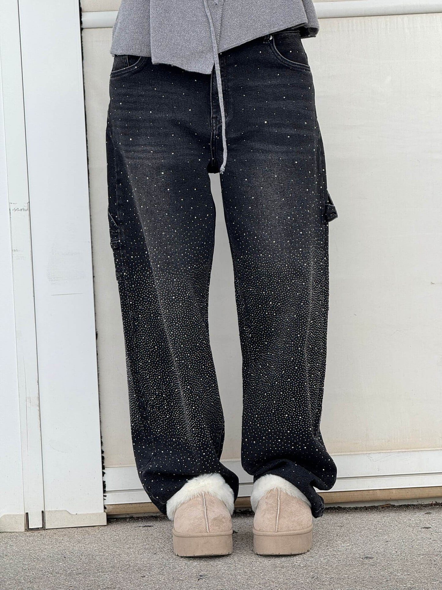 "Jeans donna baggy, dettagli brillanti, denim blu scuro, gambe larghe, chiusura zip e bottone, look casual ed elegante."
