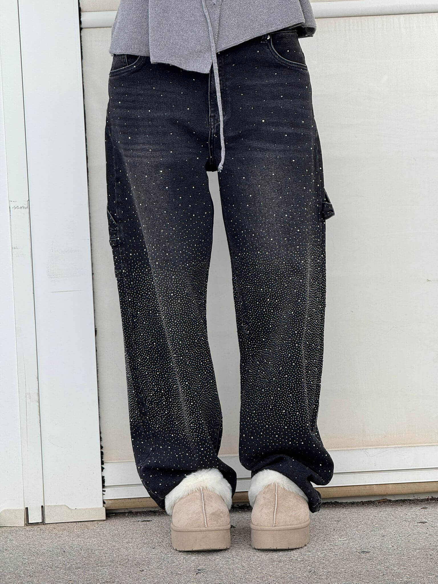 "Jeans donna baggy, dettagli brillanti, denim blu scuro, gambe larghe, chiusura zip e bottone, look casual ed elegante."