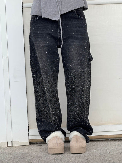 "Jeans donna baggy, dettagli brillanti, denim blu scuro, gambe larghe, chiusura zip e bottone, look casual ed elegante."