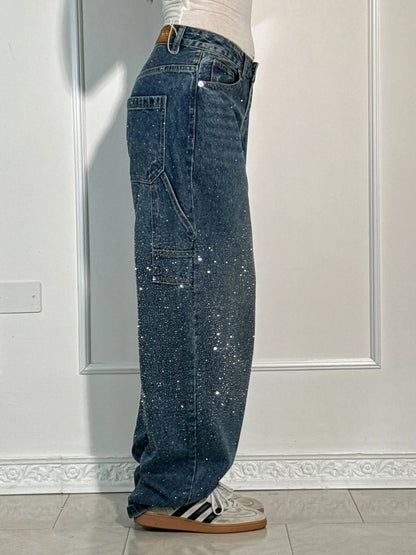 "Jeans donna baggy, dettagli brillanti, denim blu scuro, gambe larghe, chiusura zip e bottone, look casual ed elegante."