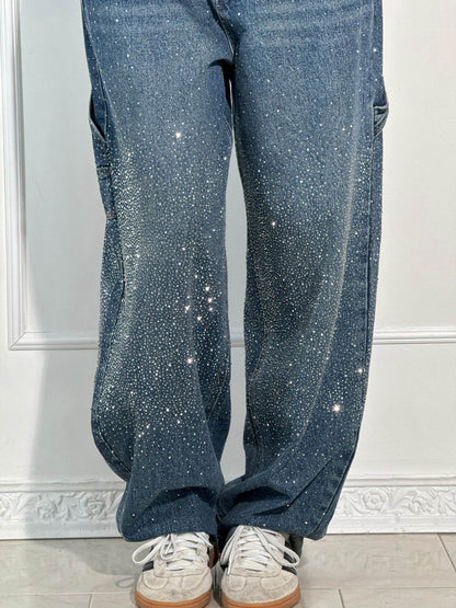 "Jeans donna baggy, dettagli brillanti, denim blu scuro, gambe larghe, chiusura zip e bottone, look casual ed elegante."
