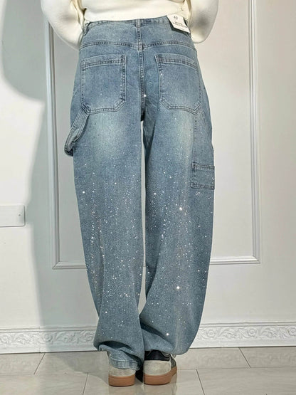 "Jeans donna baggy, dettagli brillanti, denim blu scuro, gambe larghe, chiusura zip e bottone, look casual ed elegante."