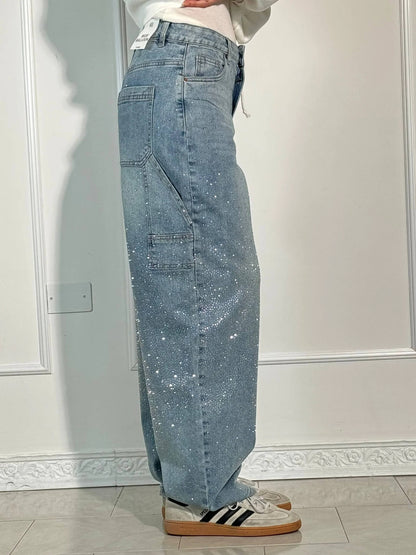 "Jeans donna baggy, dettagli brillanti, denim blu scuro, gambe larghe, chiusura zip e bottone, look casual ed elegante."