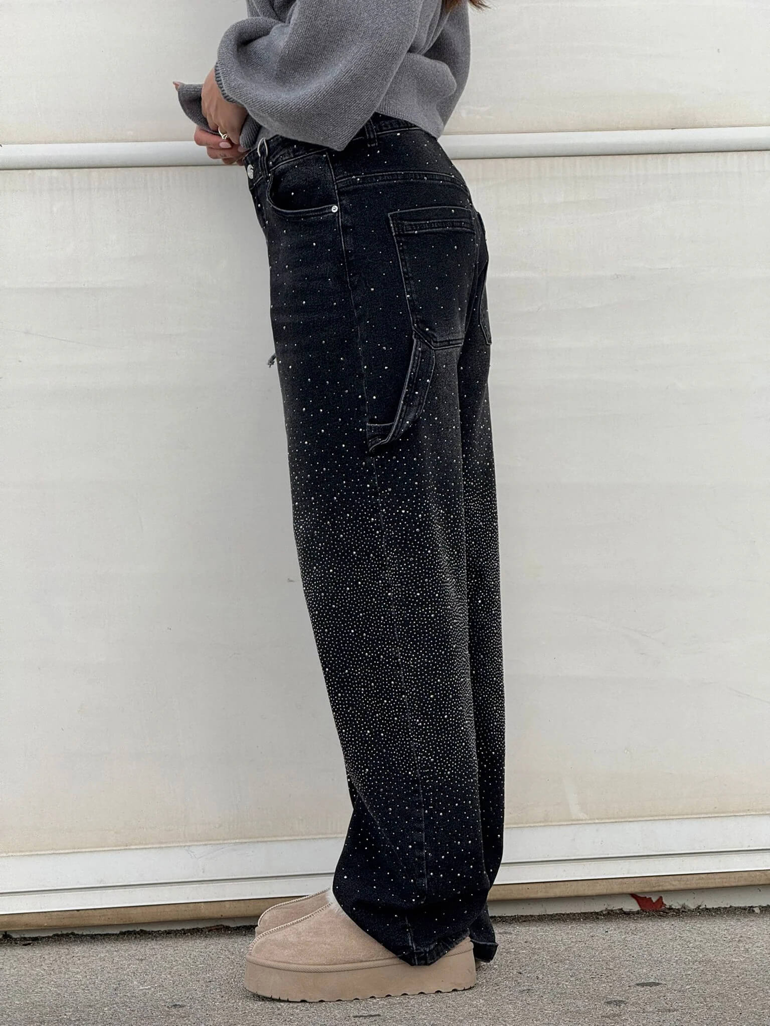 "Jeans donna baggy, dettagli brillanti, denim blu scuro, gambe larghe, chiusura zip e bottone, look casual ed elegante."