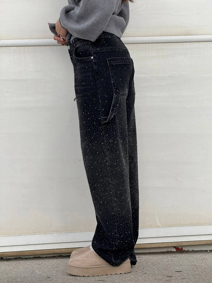 "Jeans donna baggy, dettagli brillanti, denim blu scuro, gambe larghe, chiusura zip e bottone, look casual ed elegante."