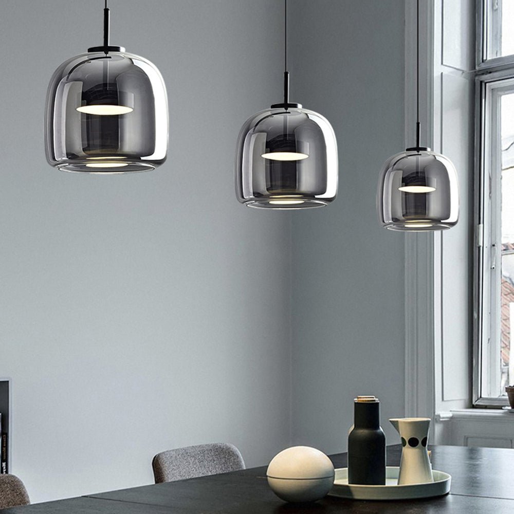 "Lampada a sospensione in vetro ambra con struttura in metallo dorato, stile retrò, dona luce calda ed eleganza al tuo spazio