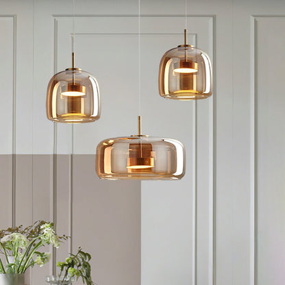 "Lampada a sospensione in vetro ambra con struttura in metallo dorato, stile retrò, dona luce calda ed eleganza al tuo spazio