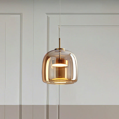 "Lampada a sospensione in vetro ambra con struttura in metallo dorato, stile retrò, dona luce calda ed eleganza al tuo spazio