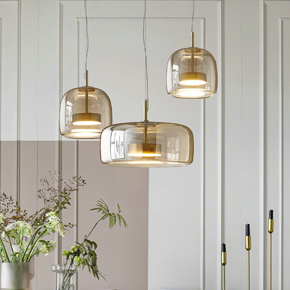 "Lampada a sospensione in vetro ambra con struttura in metallo dorato, stile retrò, dona luce calda ed eleganza al tuo spazio