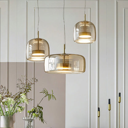 "Lampada a sospensione in vetro ambra con struttura in metallo dorato, stile retrò, dona luce calda ed eleganza al tuo spazio