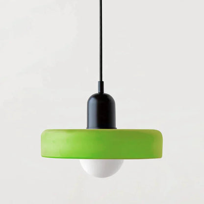 "Lampada a sospensione in vetro trasparente con design minimalista, emette luce soffusa, ideale per interni eleganti."